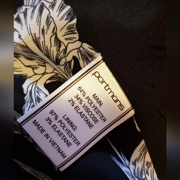 Luxurious Portmans Status ladies suit 6-8 - Picture 7 of 11